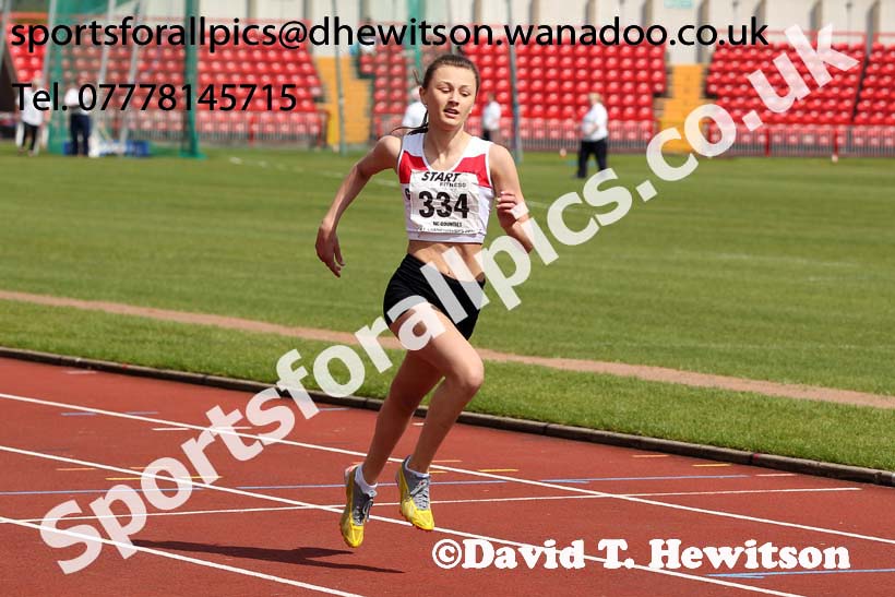 Under-15 girls 300 metres at the North Eastern Championships, Gateshead International Stadium.  Photos: David T. Hewitson/Sports for All Pics